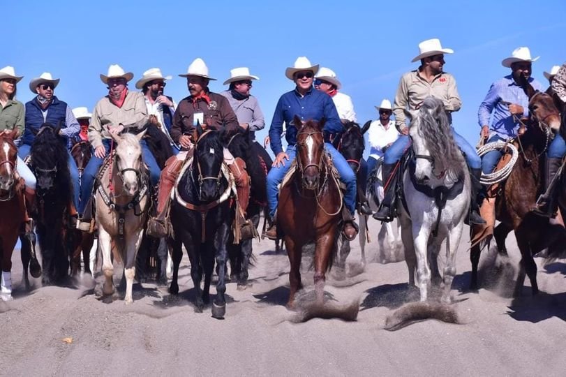 *Encabezan Gobernador Rubén Rocha Moya y Alcalde Edgar González la cabalgata de