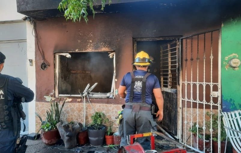 Familia pierde todos sus bienes al incendiarse su vivienda en la colonia Jorge A