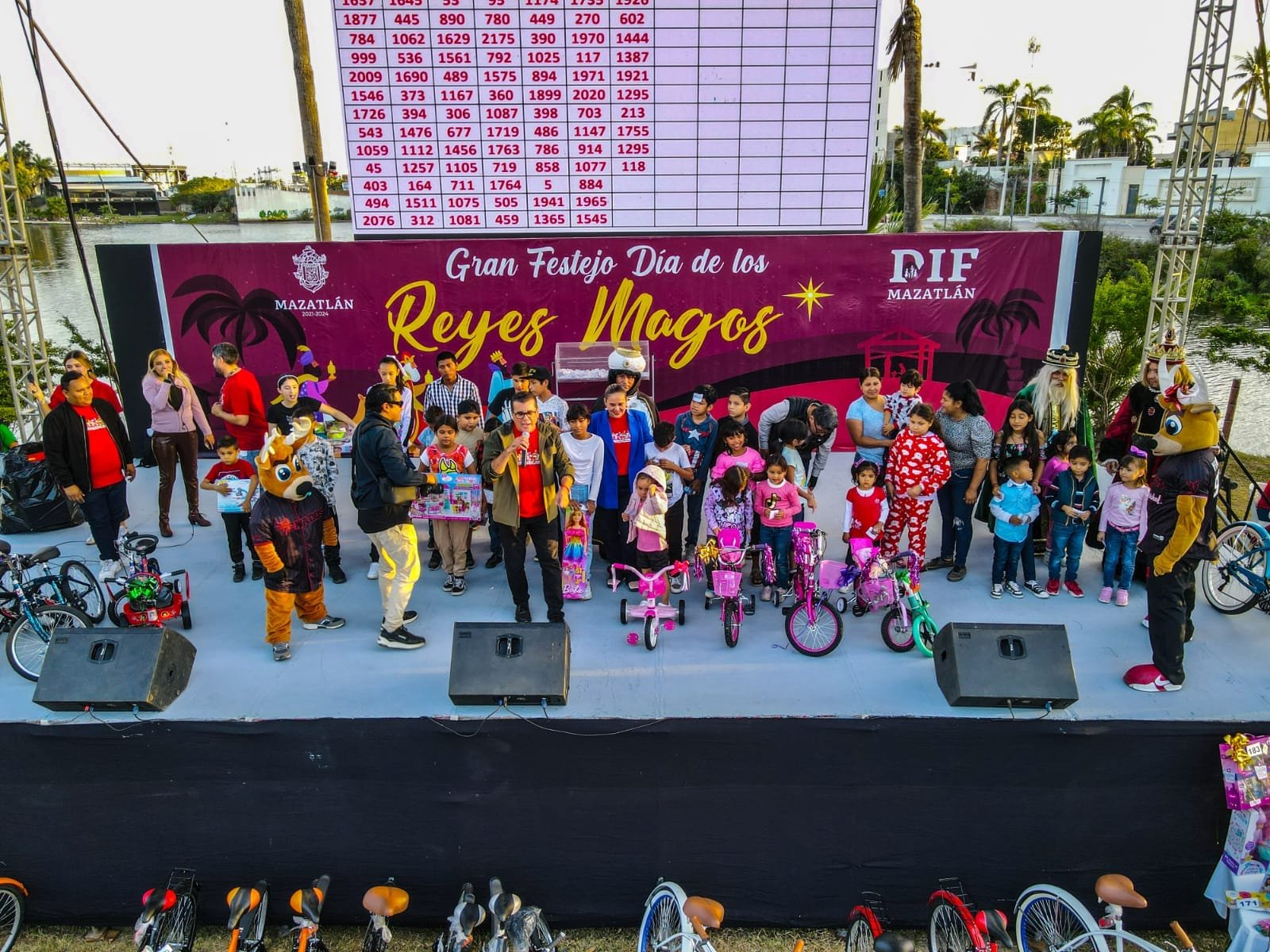 *Festejan Gobierno Municipal y DIF Mazatlán el Día de los Reyes Magos con un mag *Festejan Gobierno Municipal y DIF Mazatlán el Día de los Reyes Magos con un mag