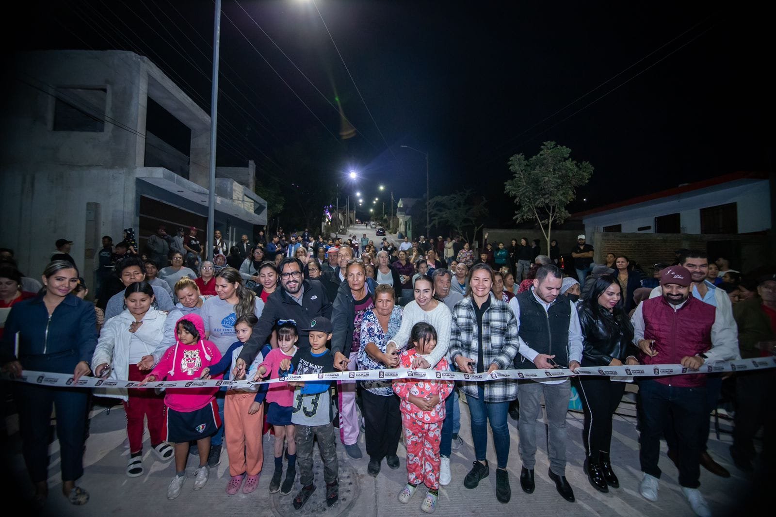 *Juan de Dios Gámez entrega pavimentación de calles en colonias Progreso y Proye *Juan de Dios Gámez entrega pavimentación de calles en colonias Progreso y Proye