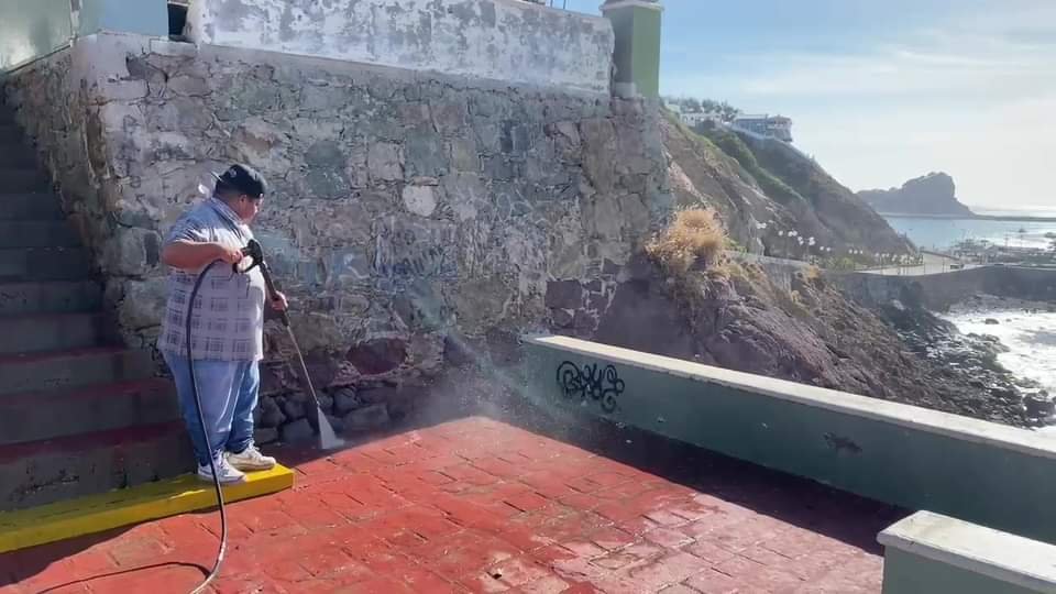 . Lavado y limpieza de banquetas y explanadas en zona turística.