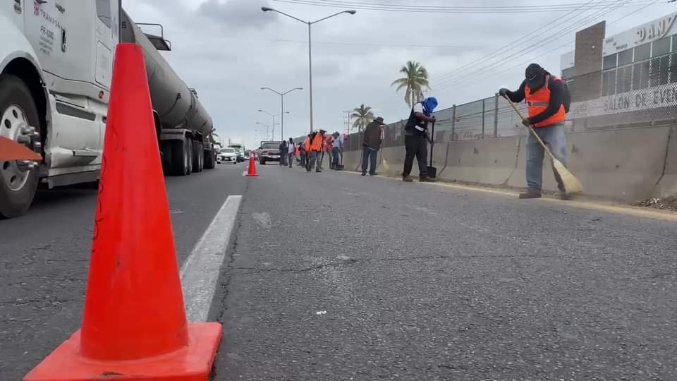 Limpieza de carretera en salida sur de Mazatlán. Tramo: Urías -La Sirena