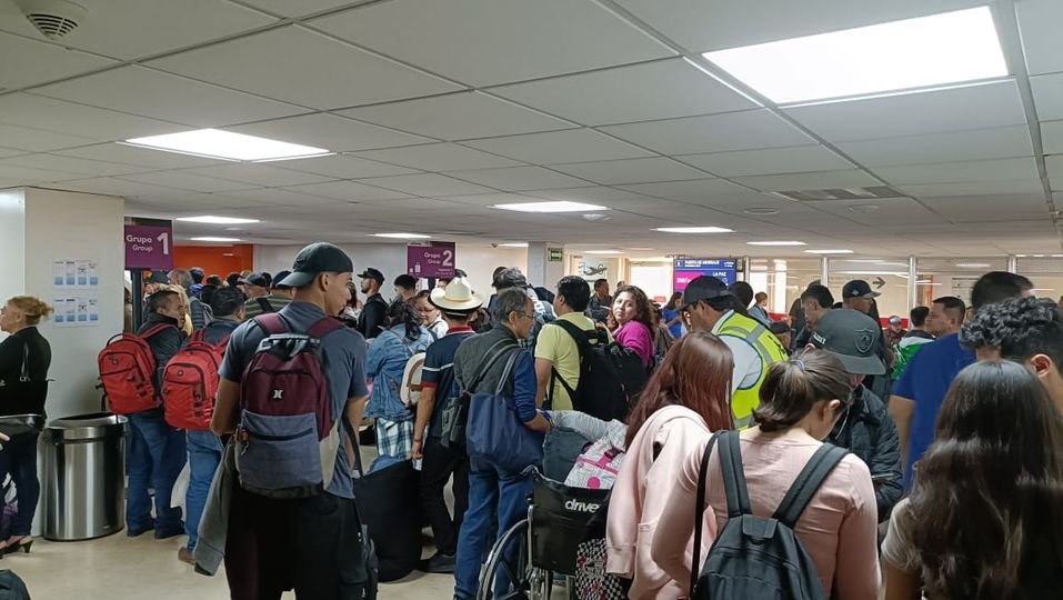 Lleno el aeropuerto de Mazatlán por fin de vacaciones