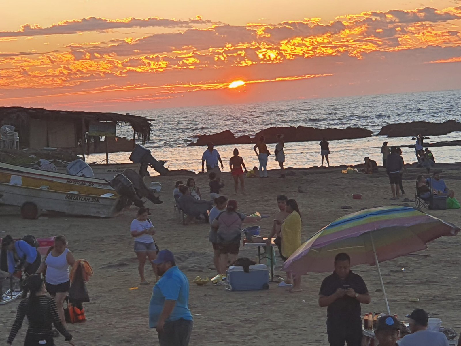Maravillosa puesta de sol en la zona de «cerritos» en Mazatlán.