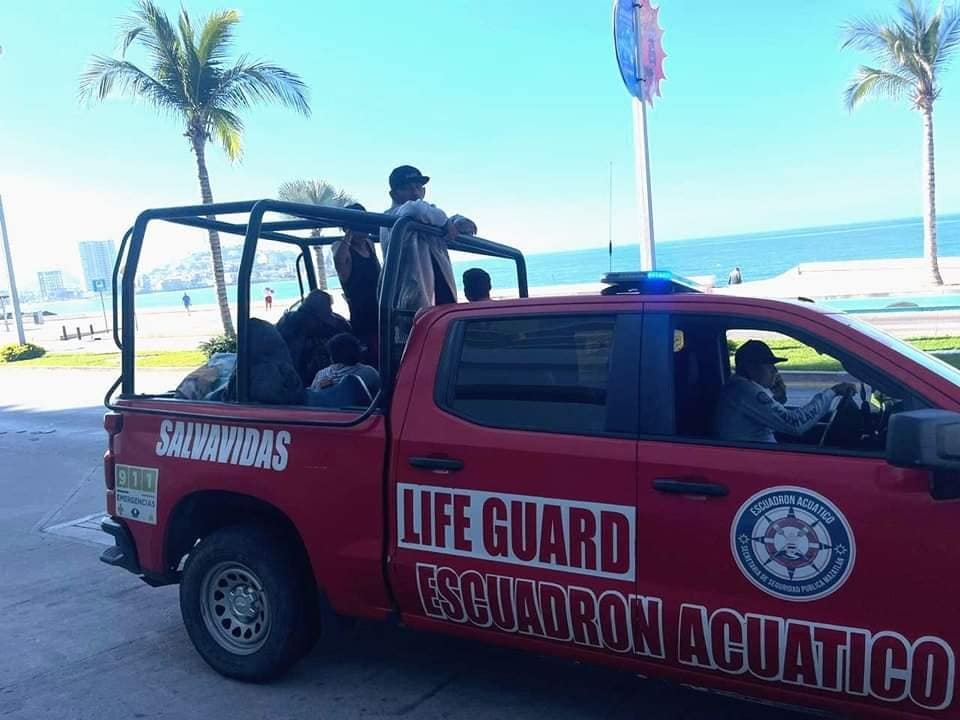 Policía Acuática pone a salvo a una persona con dificultad para salir del mar, e Policía Acuática pone a salvo a una persona con dificultad para salir del mar, e