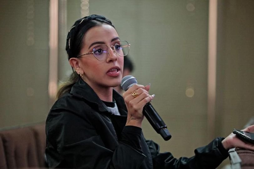 Rocha Moya se compromete a entregar otros 2 mil aires acondicionados a escuelas