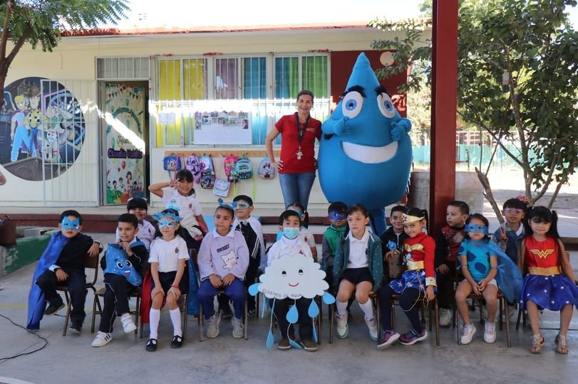 *‘Tita’ convive con alumnos del Jardín de Niños Ángela Peralta*