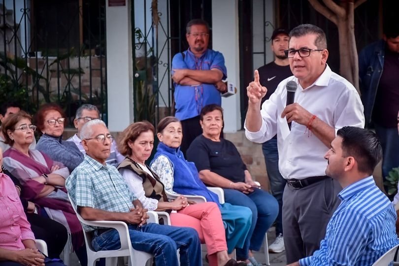 *Alcalde Edgar González y vecinos de Villa Galaxia dan banderazo a obra de recon *Alcalde Edgar González y vecinos de Villa Galaxia dan banderazo a obra de recon