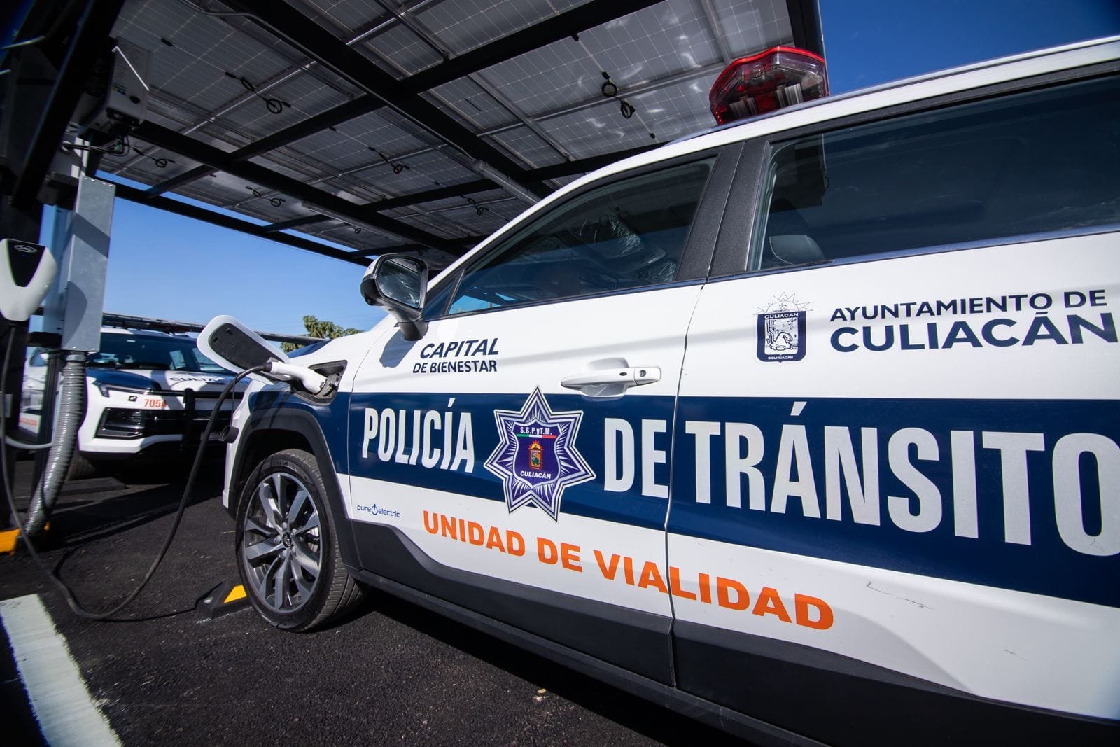 *Ayuntamiento entrega 30 patrullas eléctricas y equipamiento táctico a la SSPyTM