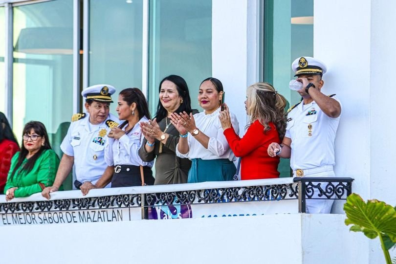 *Con desfile de escoltas, Mazatlán conmemora 84 aniversario del Día de la Bander