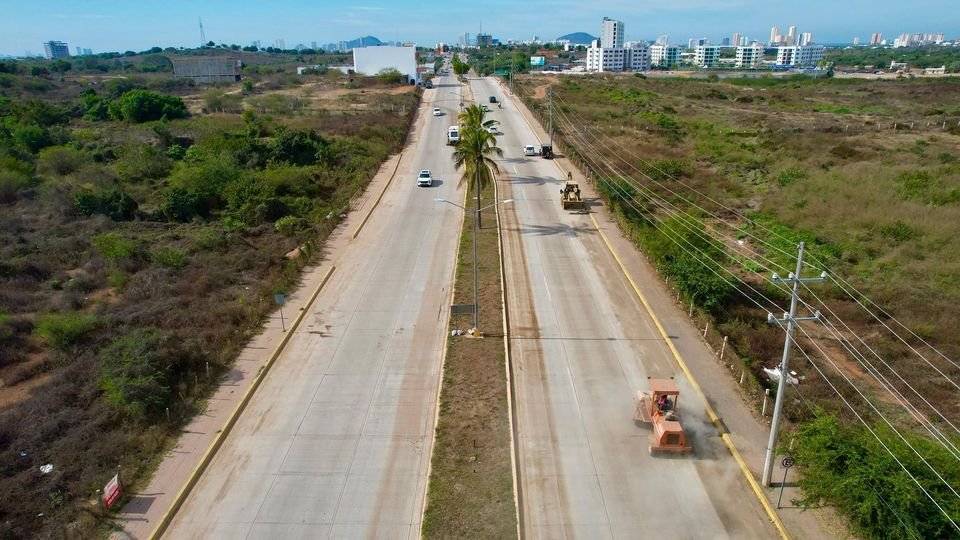 *Con la nueva barredora realizan operativo de limpieza en Avenida Pacífico.*