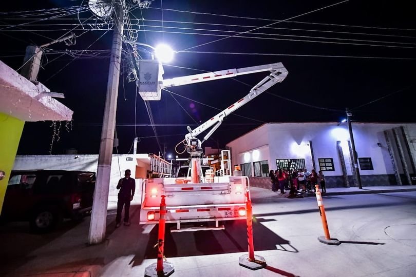*Con nuevas lámparas LED el Gobierno Municipal ilumina Villa Unión.*