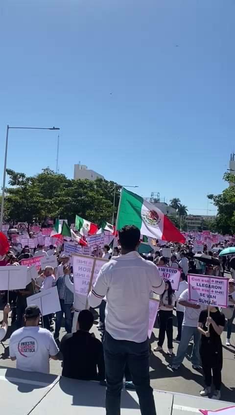 EN CULIACÁN, LA MARCHA CIUDADANA POR LA DEMOCRACIA ARRIBÓ DESDE «LA LOMITA» A CA