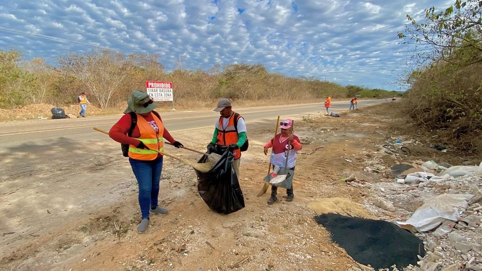 *El departamento de aseo urbano realiza jornadas de limpieza en los accesos de M *El departamento de aseo urbano realiza jornadas de limpieza en los accesos de M