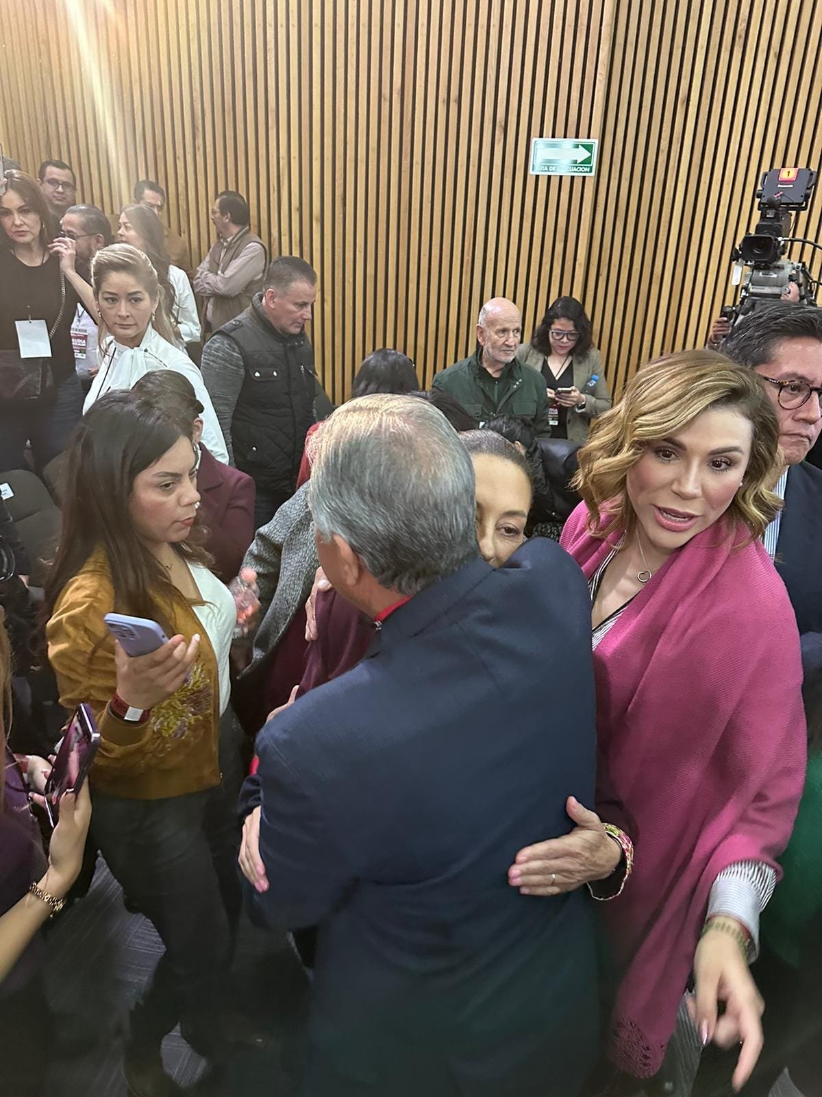 Jesús Estrada Ferreiro felicita a Claudia Sheinbaum en su registro ante el INE c