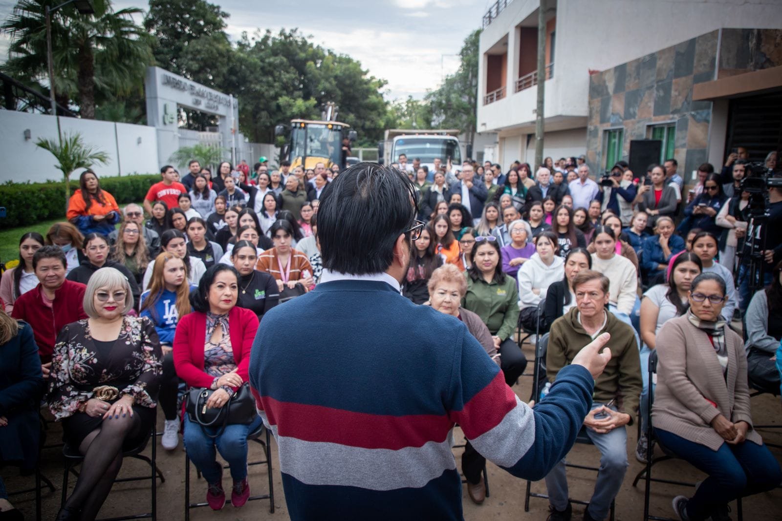 *Juan de Dios Gámez acude a banderazo de pavimentación de calle gestionada desde