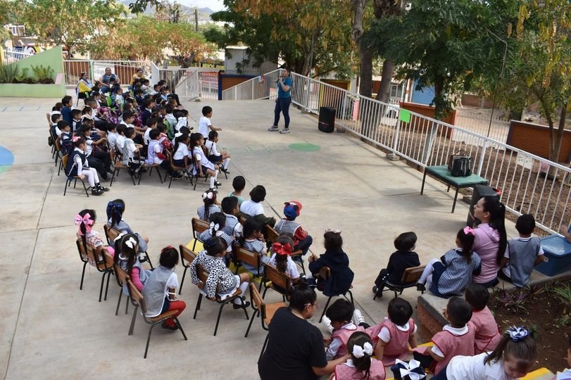 *Llega “Tita” a convivir con alumnos del Jardín de Niños Rafael Buelna* *Llega “Tita” a convivir con alumnos del Jardín de Niños Rafael Buelna*