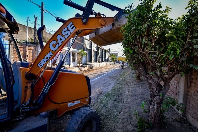 *“Lo importante es que no pare la obra”: Inicia pavimentación en la calle Bahía