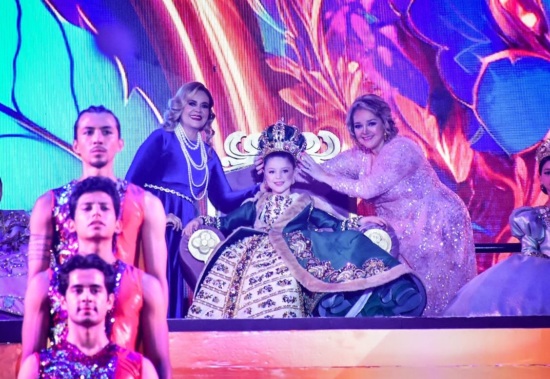 *María Paula I es coronada como Reina Infantil y Givanna I como Reina de la Poes *María Paula I es coronada como Reina Infantil y Givanna I como Reina de la Poes