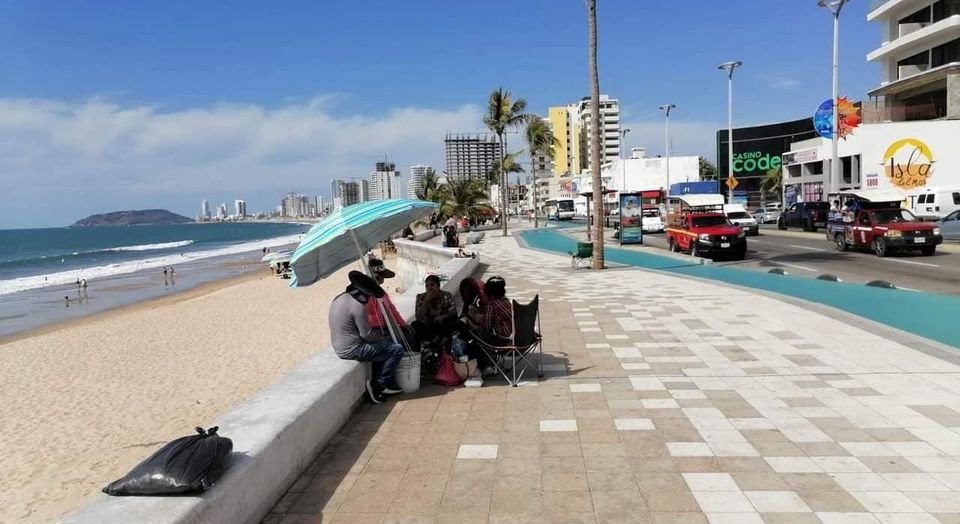 Mazatlecos ya apartan lugar en el malecón para el desfile del Carnaval Mazatlecos ya apartan lugar en el malecón para el desfile del Carnaval