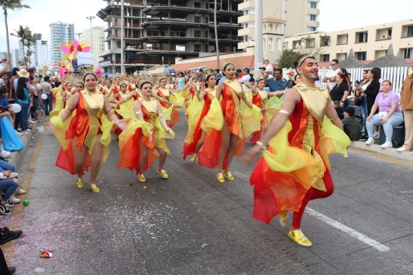 *Miles de locales y turistas derrochan alegría con el segundo desfile de carnava *Miles de locales y turistas derrochan alegría con el segundo desfile de carnava