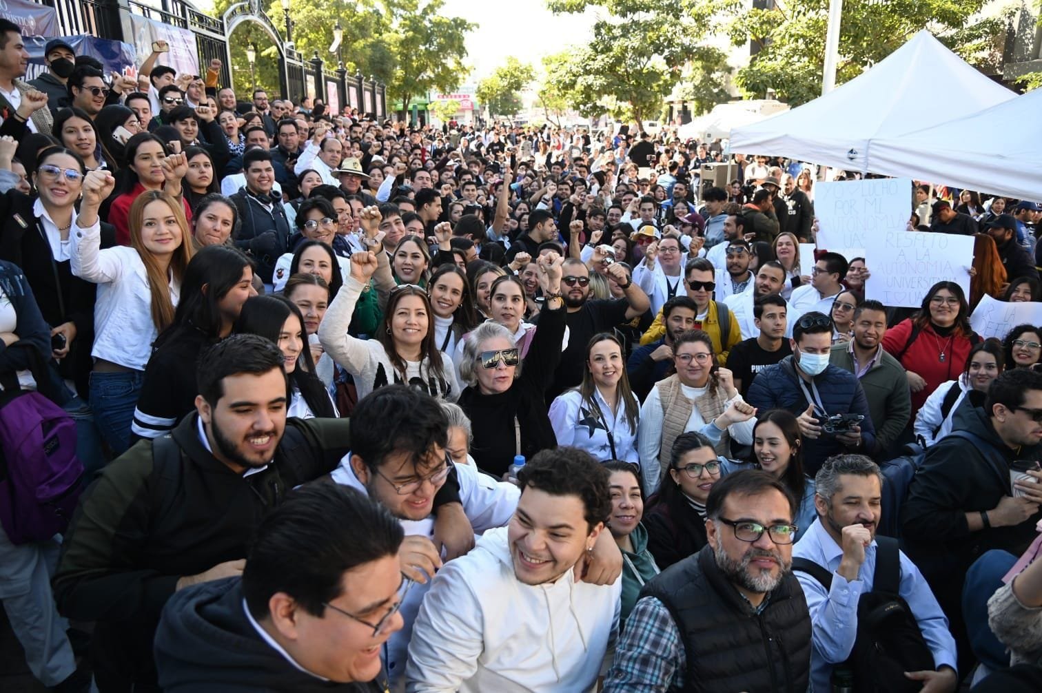 Miles de universitarios del área de la salud de la Nueva Universidad exigen resp