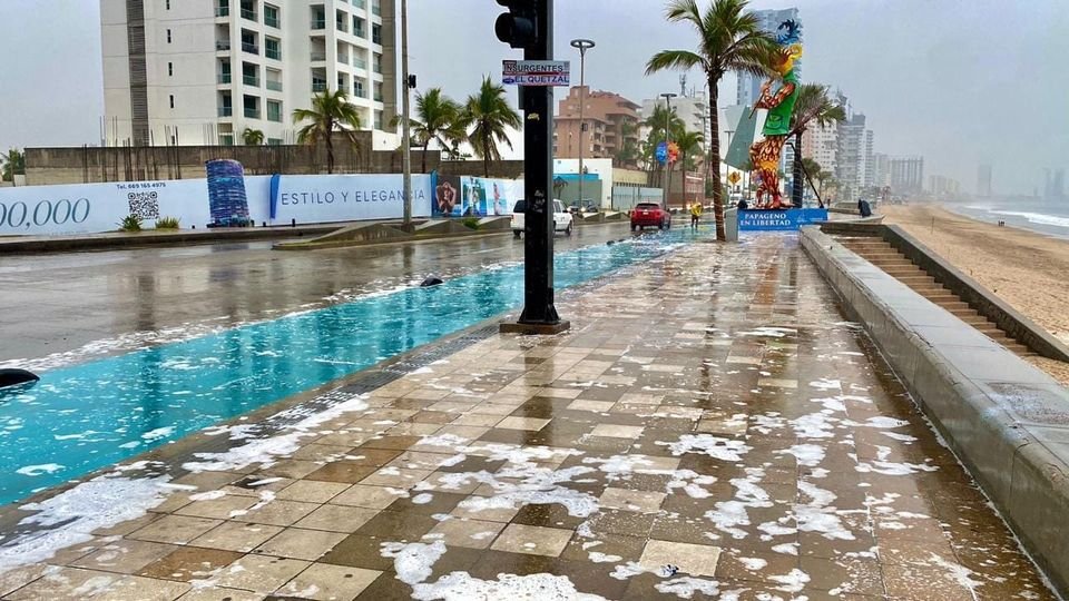 *Realizan lavado profundo del malecón para eliminar manchas y olores después del