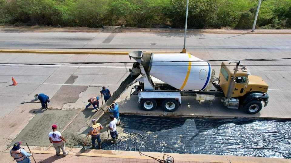 *Repone obras públicas losas de concreto dañadas en la Peche Rice.* *Repone obras públicas losas de concreto dañadas en la Peche Rice.*