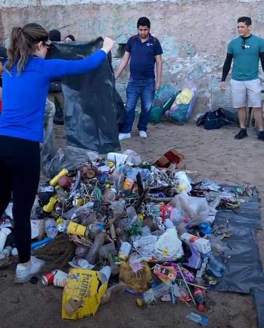 Retiran desechos de pirotecina de playa de Olas Altas después del Combate Naval