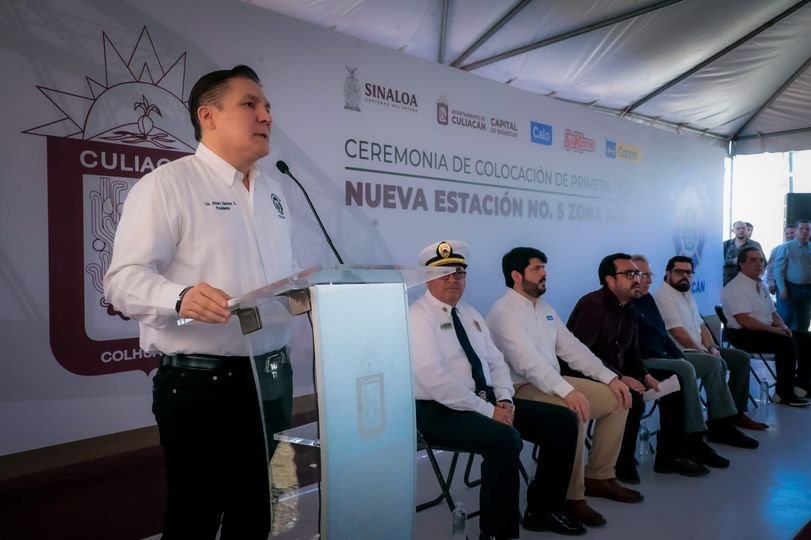 Rocha asiste a la colocación de la primera piedra para Estación de Bomberos No.
