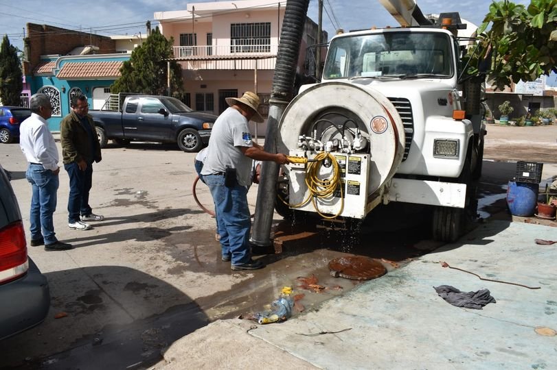 *Sin conciencia, arrojan basura de fiesta directamente a una alcantarilla*