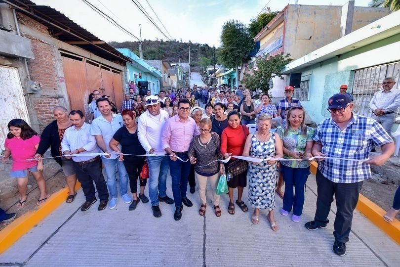 *Vecinos de la colonia Gustavo Díaz Ordaz, celebran la pavimentación de la calle