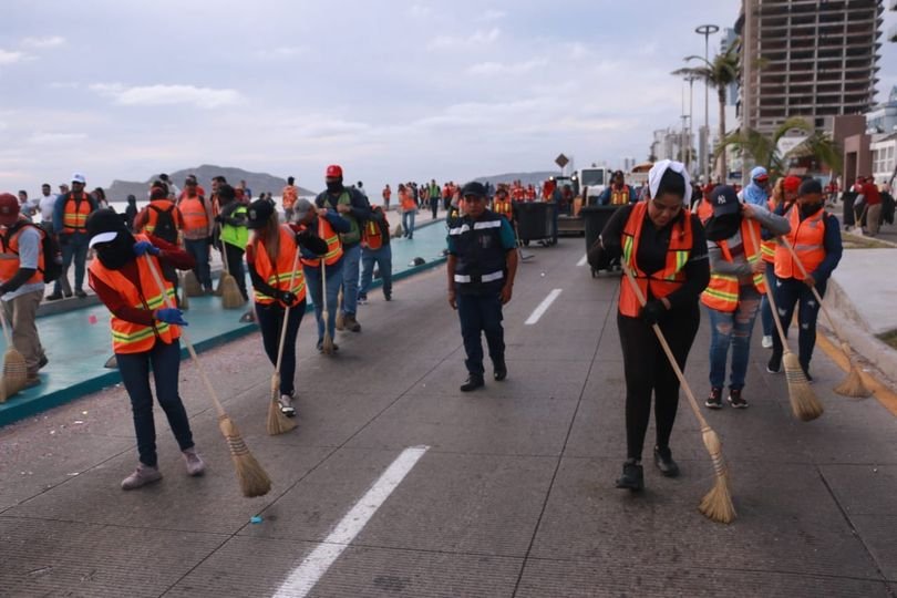 *¡Gran trabajo! Termina el segundo desfile y el malecón queda limpio.*