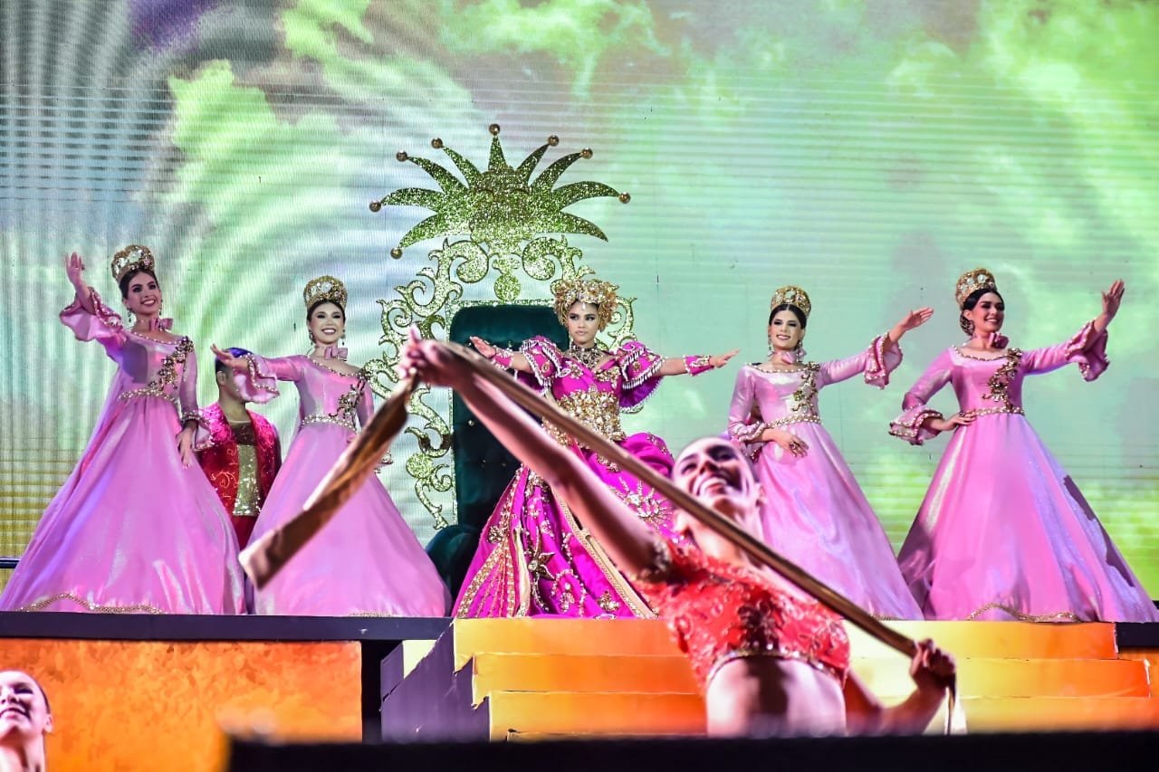 *¡Suenan los papaquis para coronar a Carolina III, Reina del Carnaval Internacio