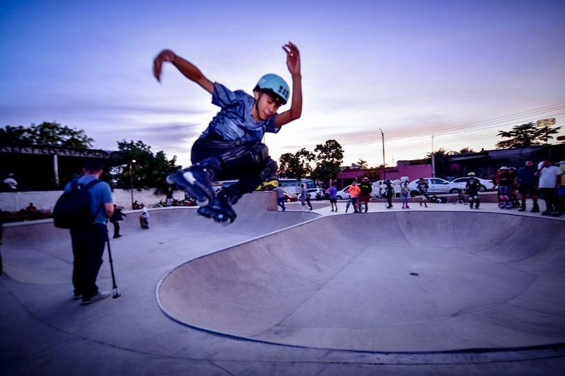 *Corta Edgar González listón del nuevo skatepark de la colonia Flores Magón.*
