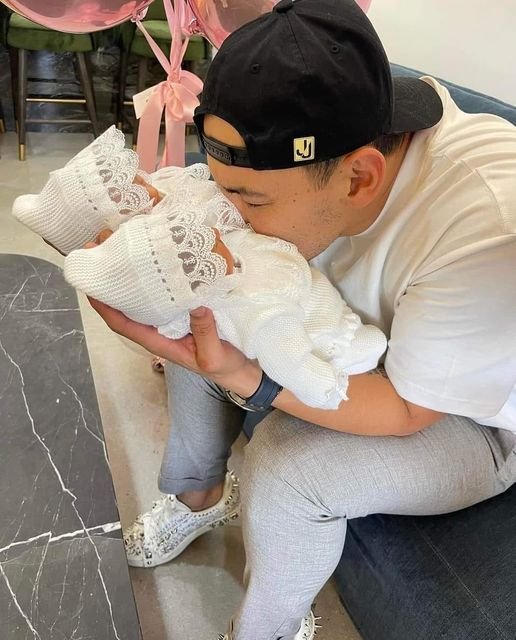 El Yaki ex vocalista de la banda de el Recodo, ya tiene a sus princesas en casa