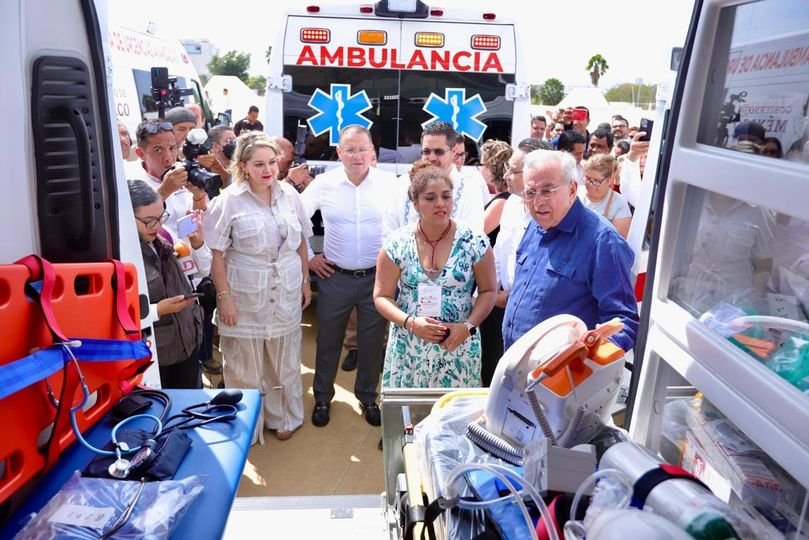 Entrega la Beneficencia Pública en Sinaloa 19 ambulancias y 900 apoyos funcional
