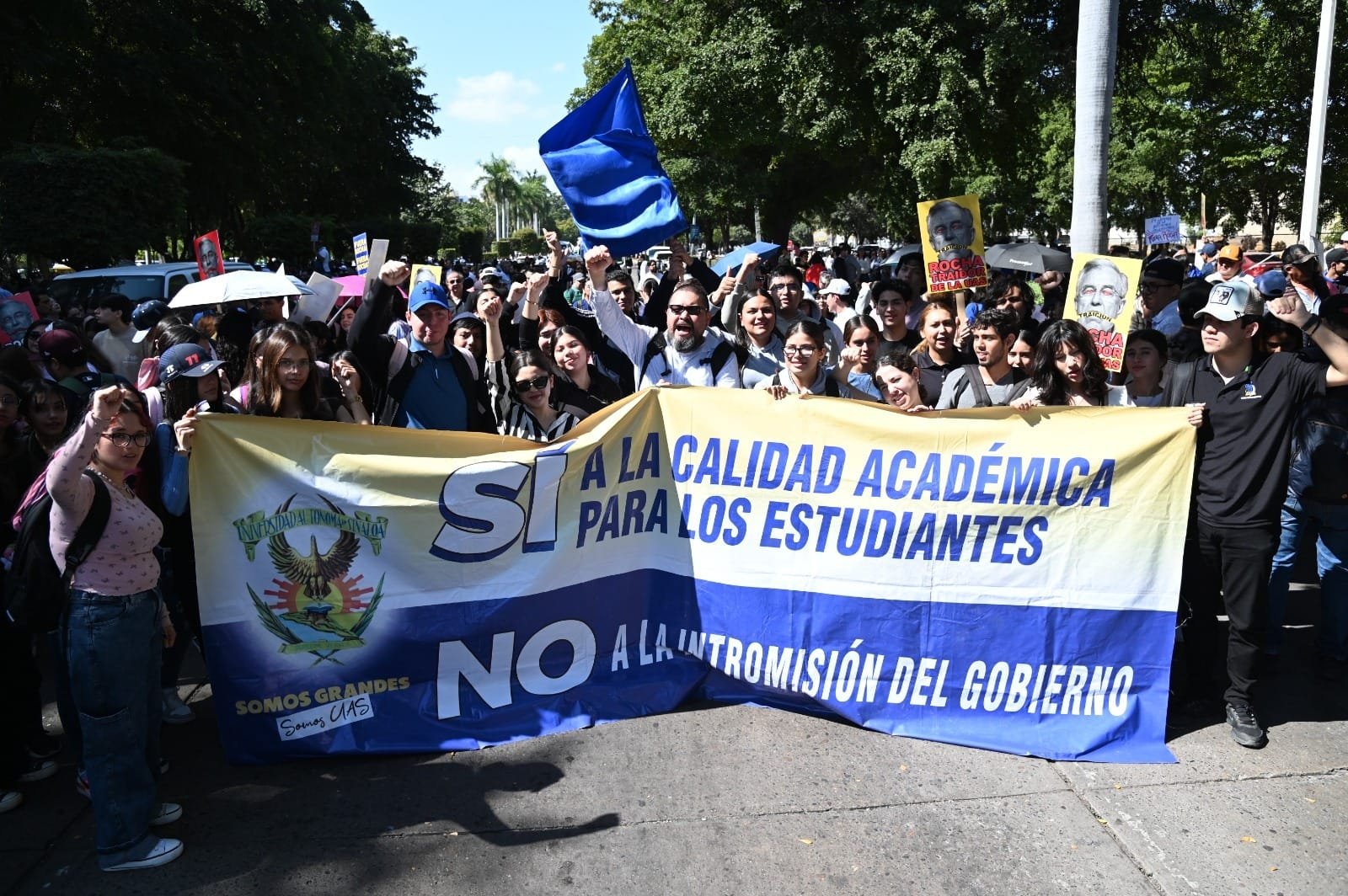 *Miles de universitarios toman de manera simbólica el Palacio de Gobierno, repud