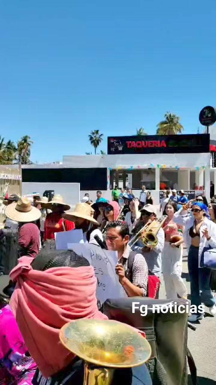 Protestan músicos por prohibición de tocar en áreas de playa