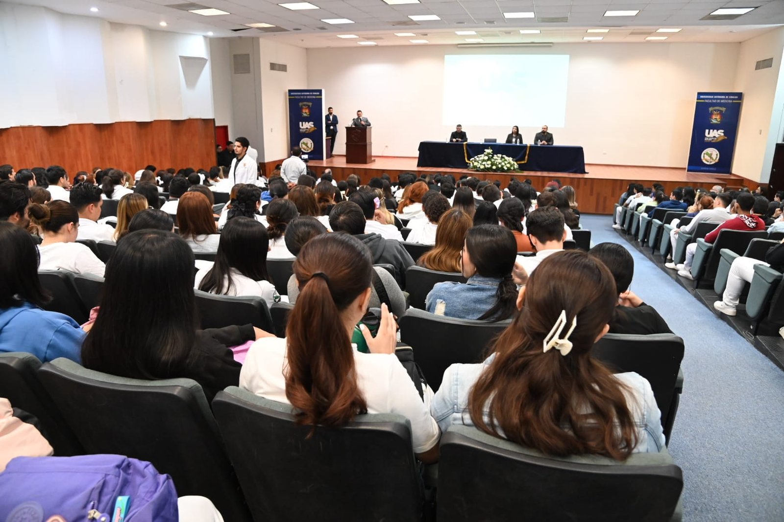 Reconociendo la trayectoria de los docentes que han trascendido, la Facultad de