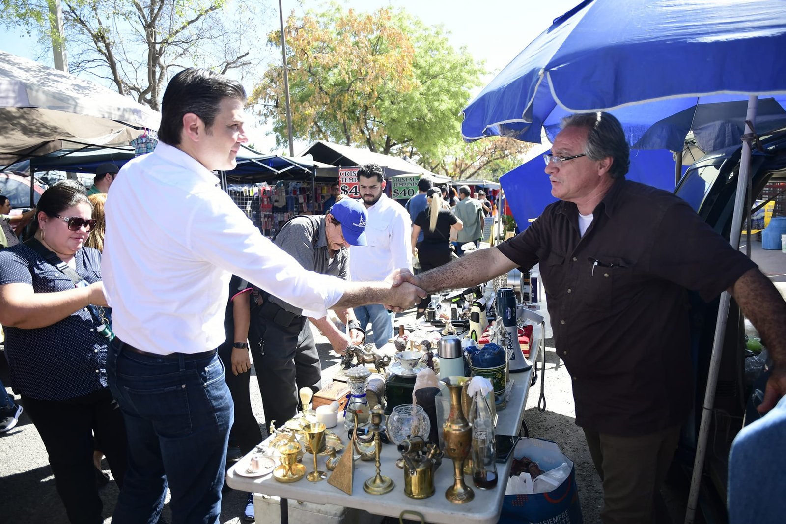 Alcalde de Culiacán supervisa seguridad y servicios públicos en el tianguis Los Alcalde de Culiacán supervisa seguridad y servicios públicos en el tianguis Los