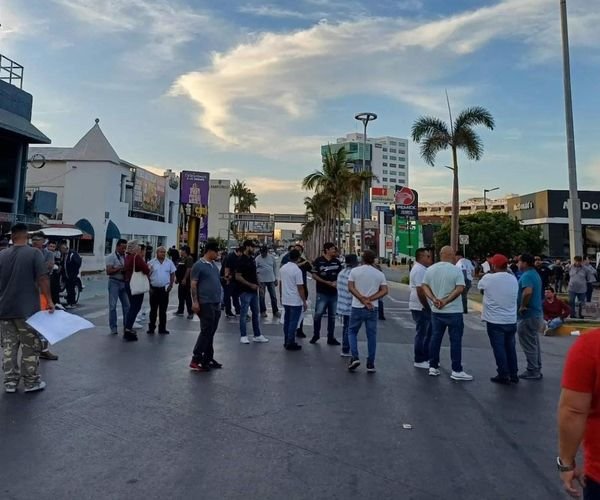 Choferes bloquean avenidas en protesta por restricciones de sonido y luces en pu