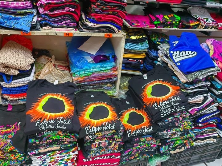 Eclipse solar dejo buenas ventas a los vendedores de artesanias en el mercado Pi