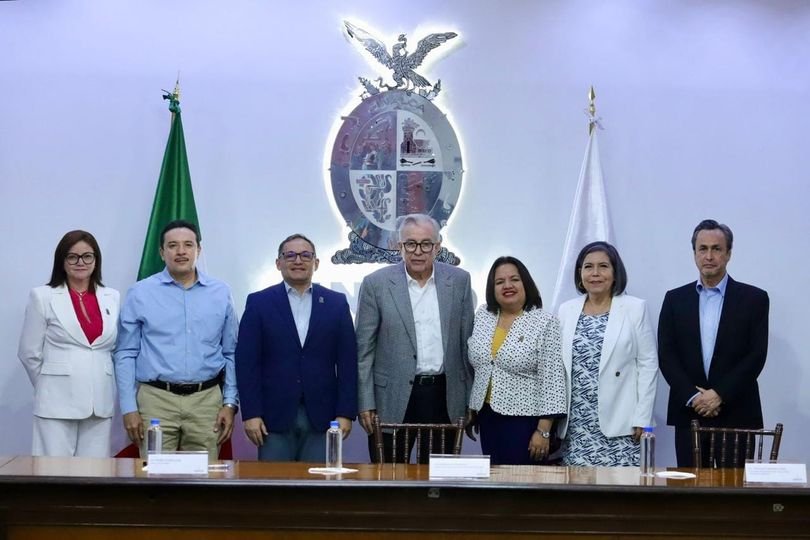 Firma Rocha convenio institucional con la UAdeO
