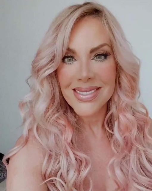 Lorena Herrera cambia de look  La actriz cambió su icónica cabellera rubia por u
