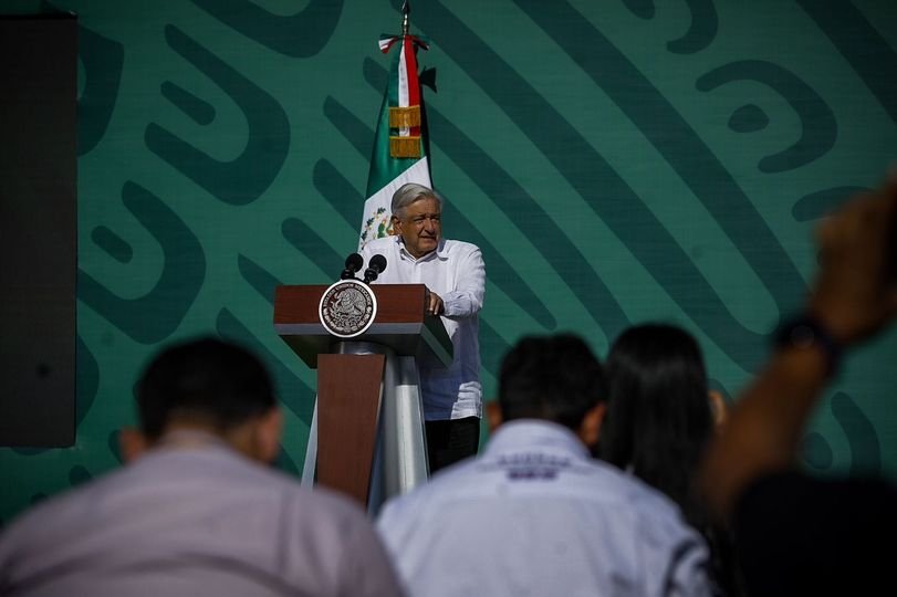 Rocha da la bienvenida al presidente López Obrador a Mazatlán