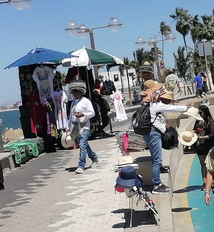 Afecta tercera ola de calor a vendedores de playa en Mazatlán
