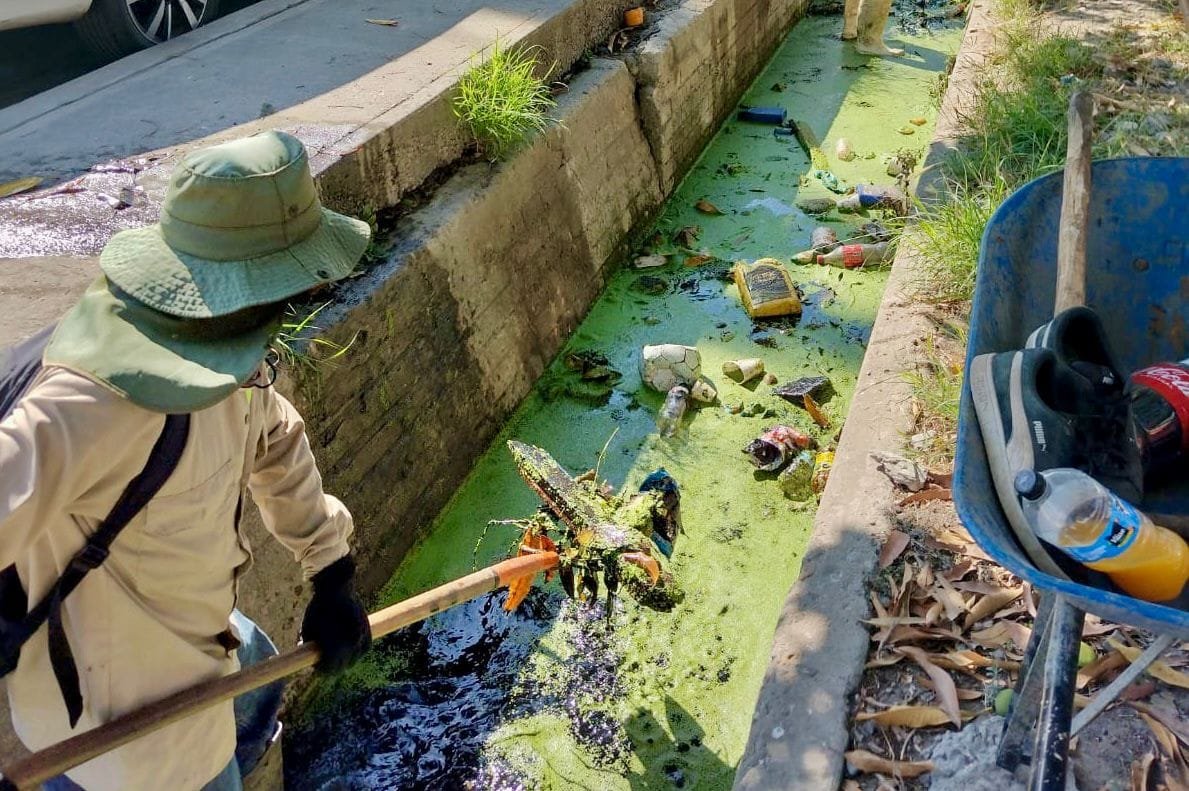 *Autoridad hace llamado a la conciencia ciudadana: evita tirar basura a los cana *Autoridad hace llamado a la conciencia ciudadana: evita tirar basura a los cana