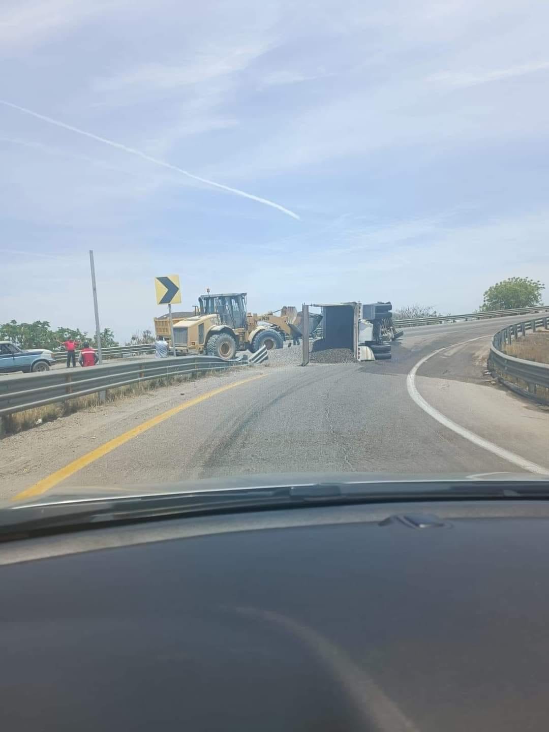 CAMIÓN VUELCA A LA SALIDA NORTE DE MAZATLÁN