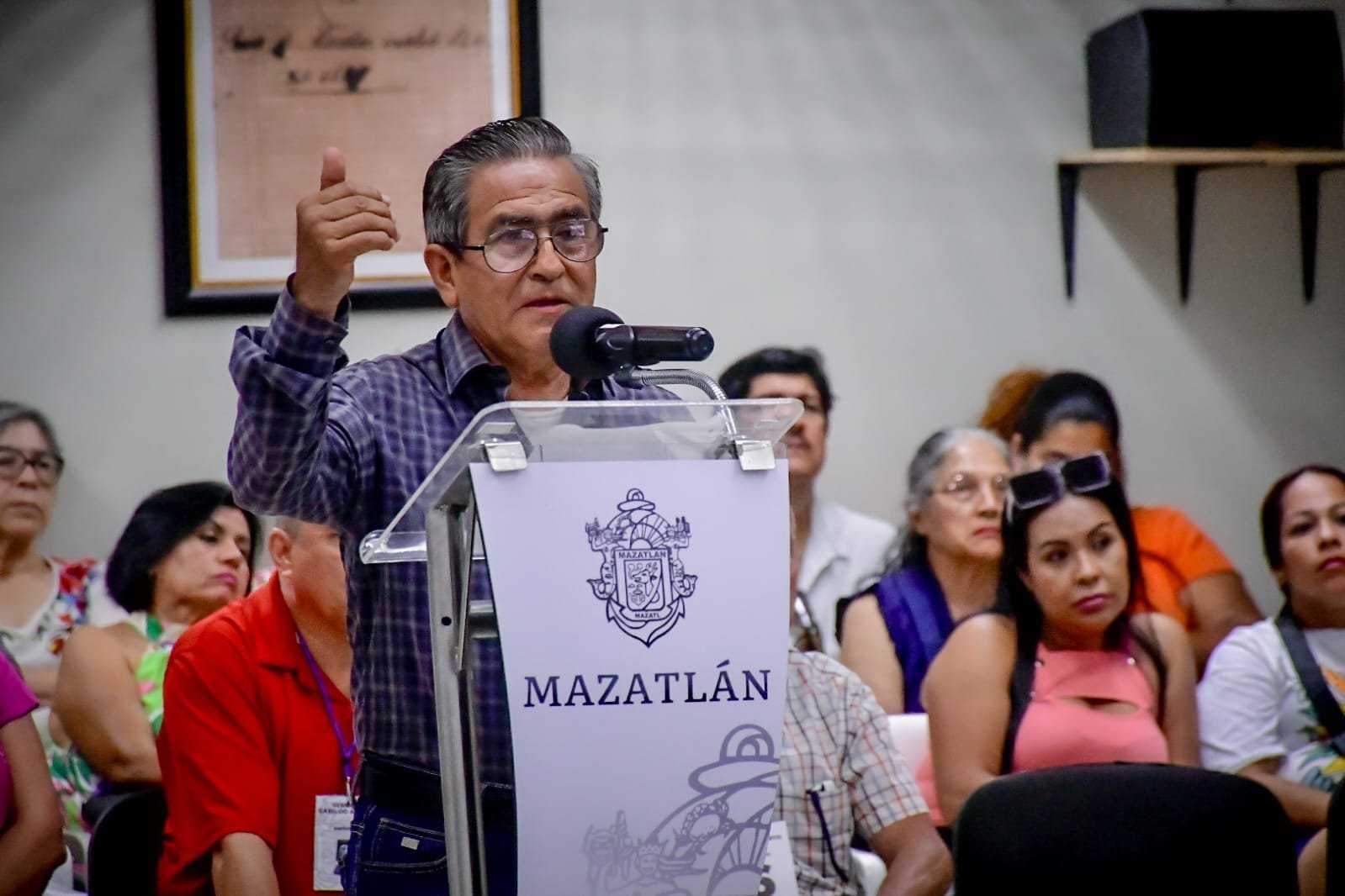 *Ciudadanos participan en la sesión de Cabildo abierto no. 15*